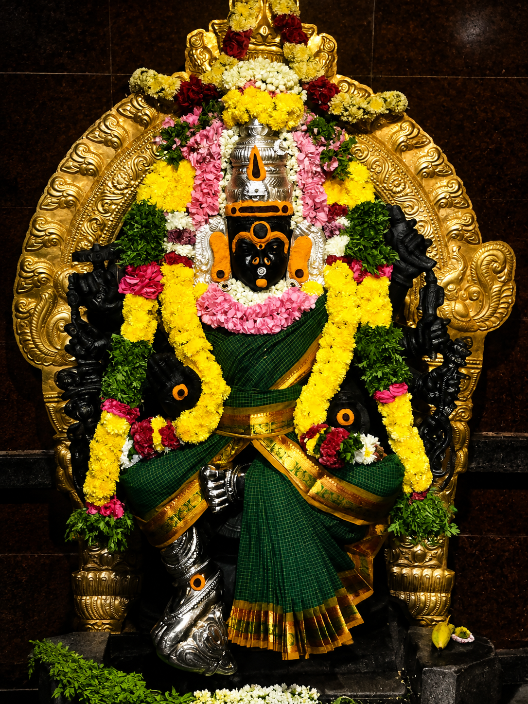 மாலைப் பொழுதில் ஒளிரும் கோயில் கோபுரம்